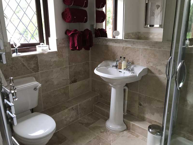 Woodpecker en-suite bathroom